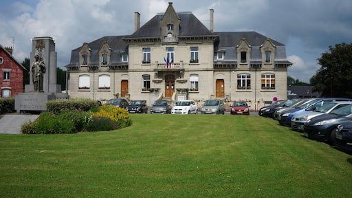 Vue de la place de la mairie de Feuchy