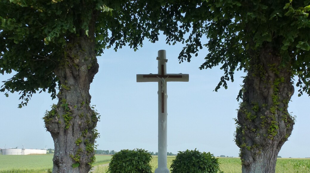 Rebecques (Pas-de-Calais, Fr) croix de chemin entre 2 arbres
