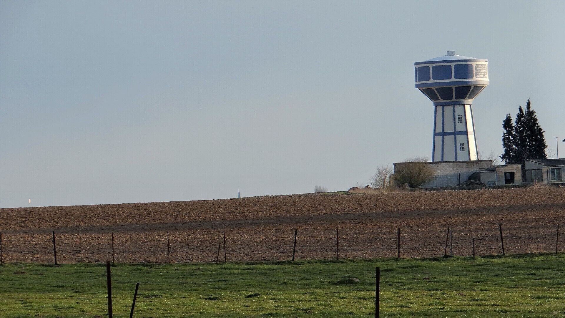 Château d'eau de Villers en Cauchies érigée en 1930 (et ravalé en 2017)