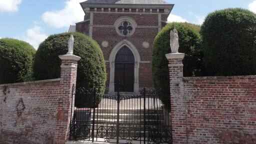 Una iglesia con un campanario alto y un reloj.