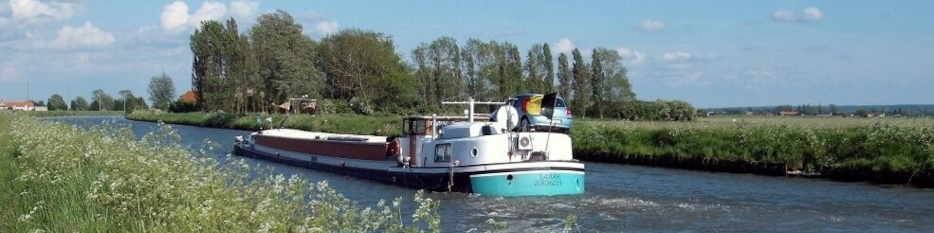 Péniche sur le canal de Calais