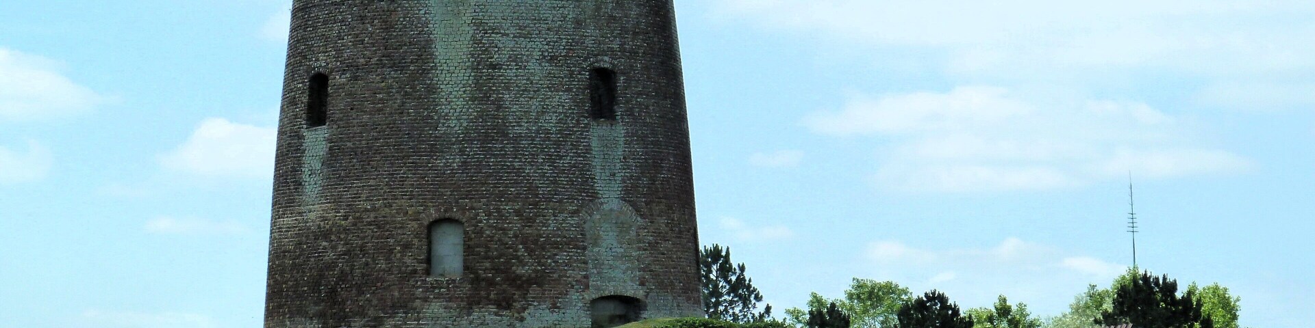 This building is indexed in the Base Mérimée, a database of architectural heritage maintained by the French Ministry of Culture, under the reference PA00107731 .