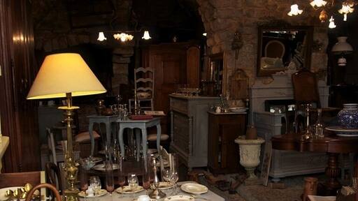 An antique shop in one of the lanes..
They have very nice stuff here, especially old post cards.. Which I like!