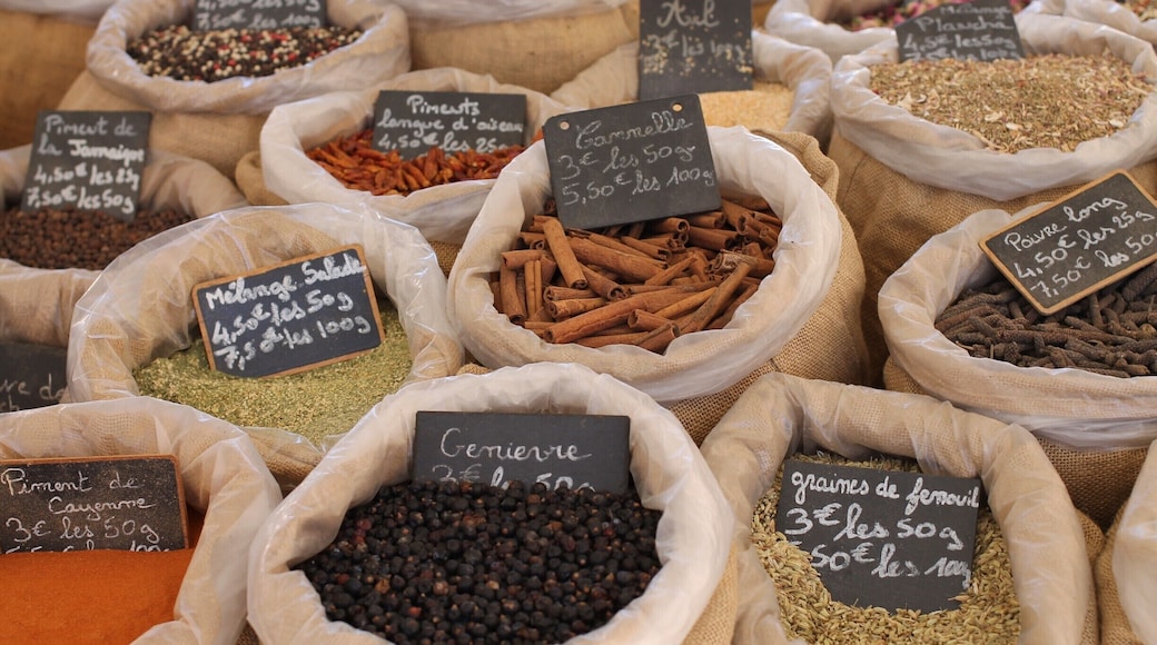There are so many photo opportunities in any French market.
The market at Coustellet has a great selection of colourful spices ready to throw in to your evening dinner.
#lifeatexpedia #colors #provence