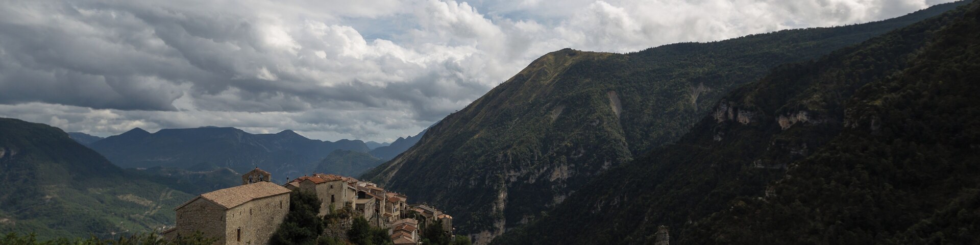 Français: Bairols (France) depuis les hauteurs du village.