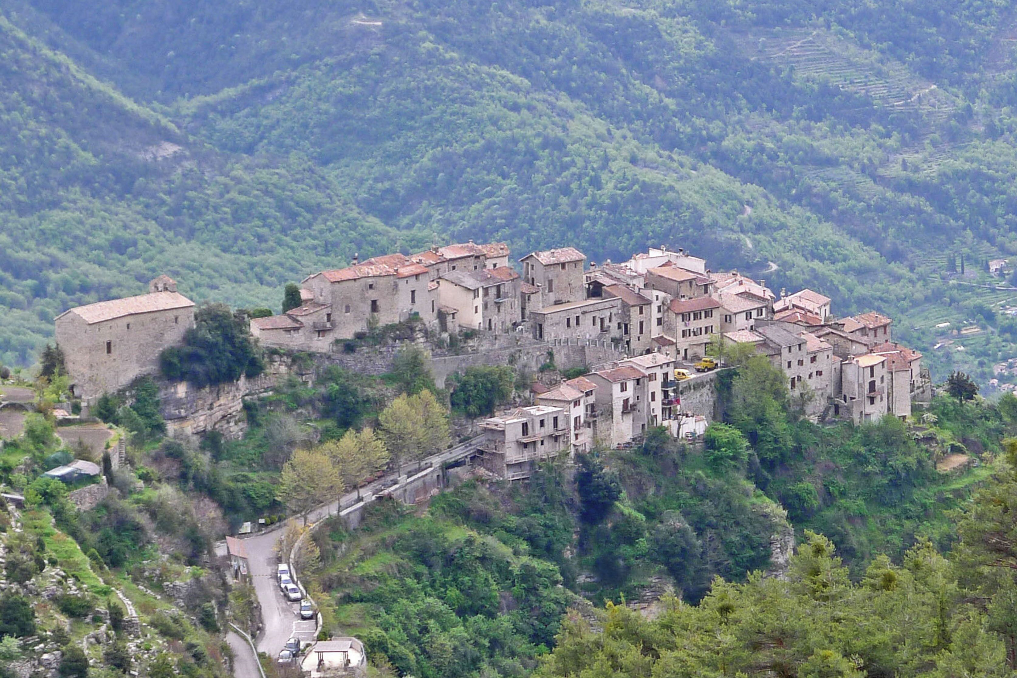 Vue du village de Bairols depuis la route des Châtaigniers.