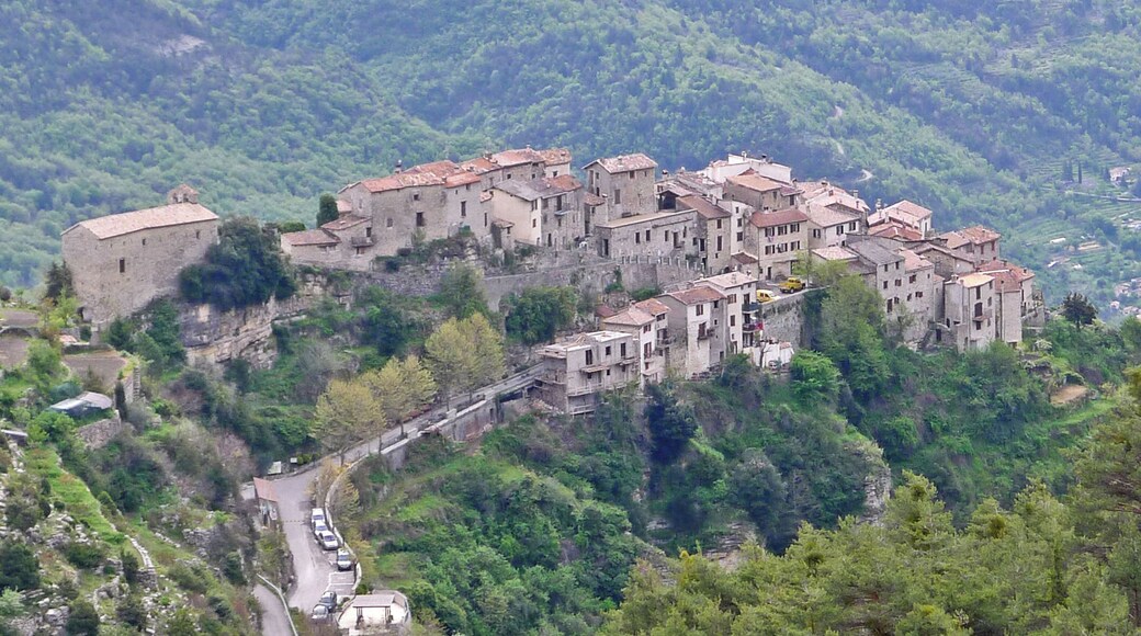 Vue du village de Bairols depuis la route des Chรขtaigniers.