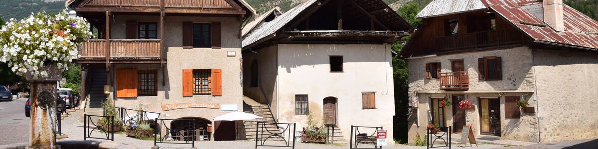 La place de la fontaine à Vallouise