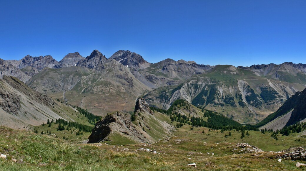 Panoramic view on the summits surrounding the eastern bank of the Ubayette and known as the Chambeyron range, as seen from the ridge between the Roffre and Fond Crèze valleys
