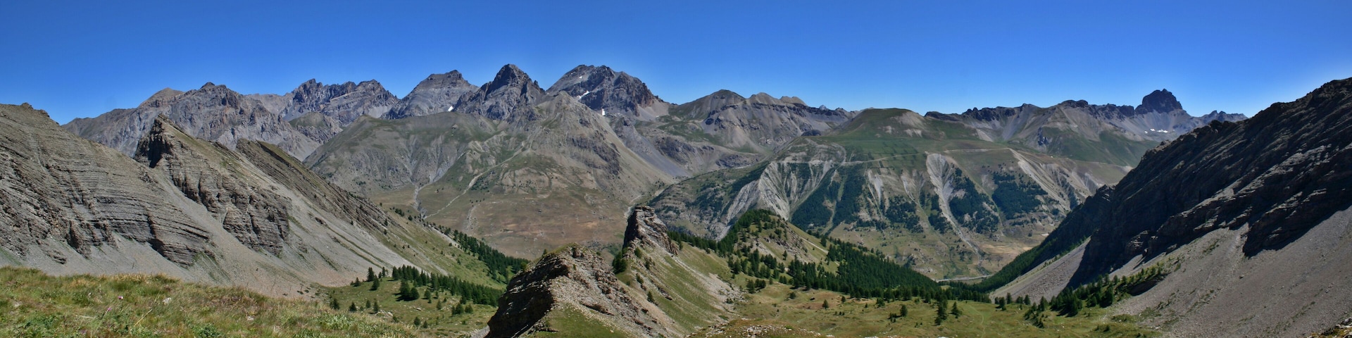 Panoramic view on the summits surrounding the eastern bank of the Ubayette and known as the Chambeyron range, as seen from the ridge between the Roffre and Fond Crèze valleys