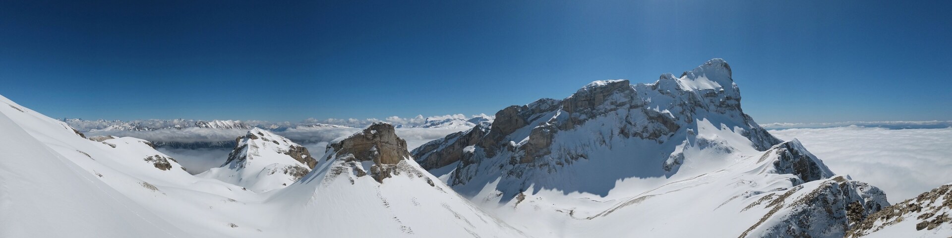 Paysage du Dévoluy en hiver , panoramique sur le Grand Ferrand , Hautes-Alpes , France