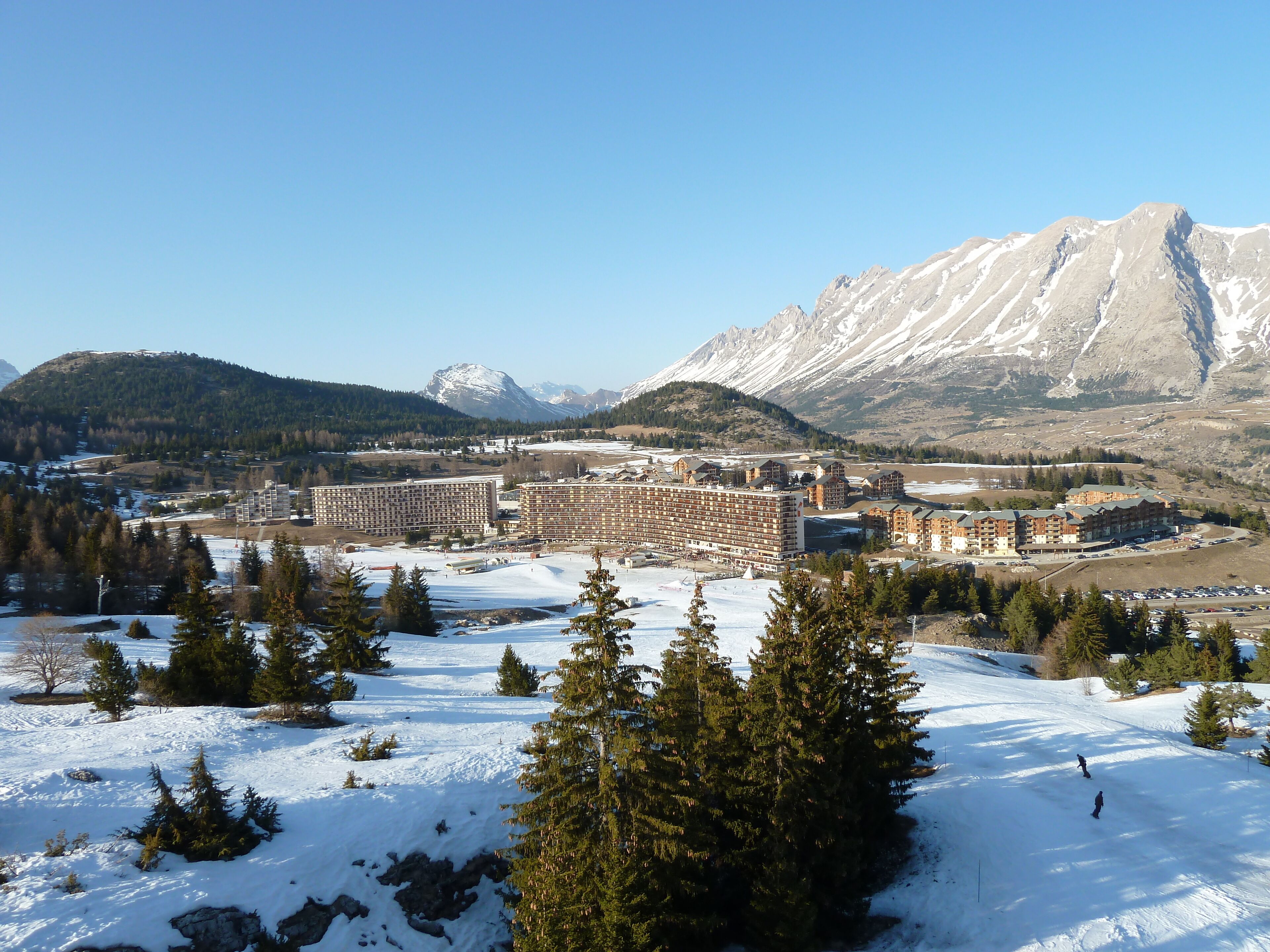 Vue de SuperDévoluy depuis le TSD du Pelourenq, domaine skiable du Dévoluy