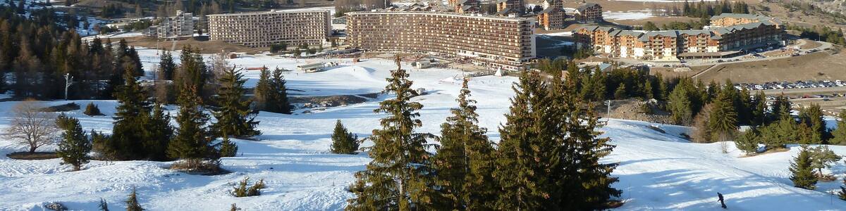 Vue de SuperDévoluy depuis le TSD du Pelourenq, domaine skiable du Dévoluy