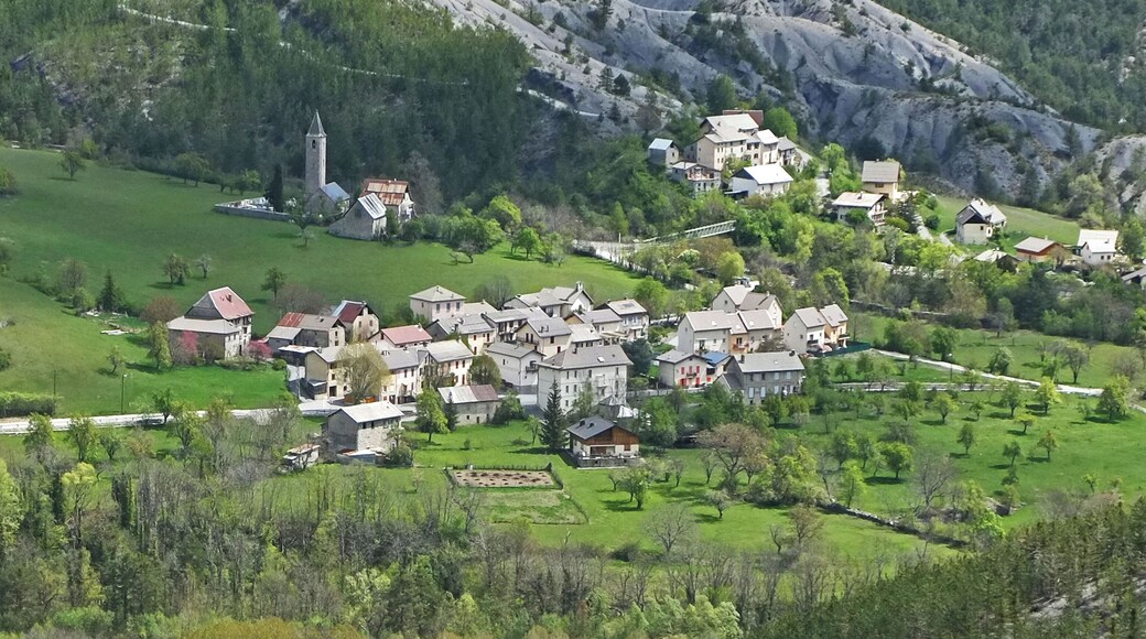 Vue sur le village de Villeneuve-d'Entraunes en grimpant vers Enaux