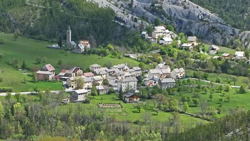 Vue sur le village de Villeneuve-d'Entraunes en grimpant vers Enaux