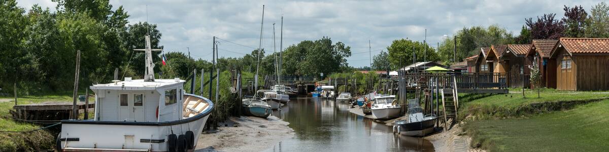 Port de Saint-Vivien-de-Médoc sur l’estuaire de la Gironde (France)