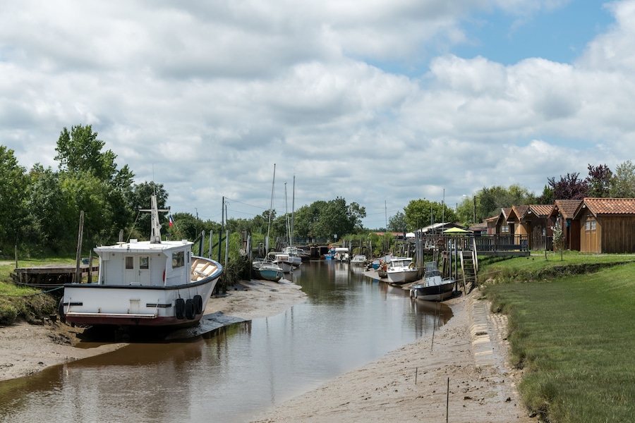 Port de Saint-Vivien-de-Médoc sur l’estuaire de la Gironde (France)