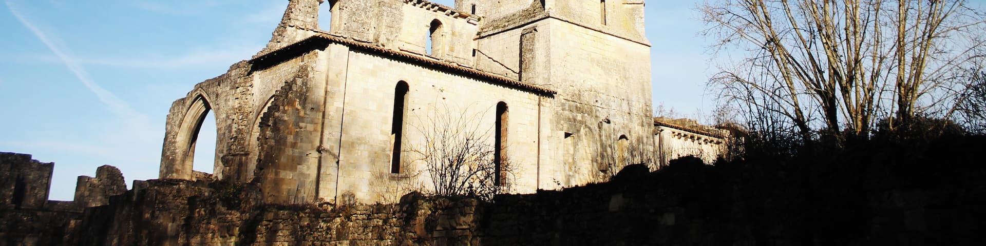 This building is indexed in the Base Mérimée, a database of architectural heritage maintained by the French Ministry of Culture, under the reference PA00083832 .