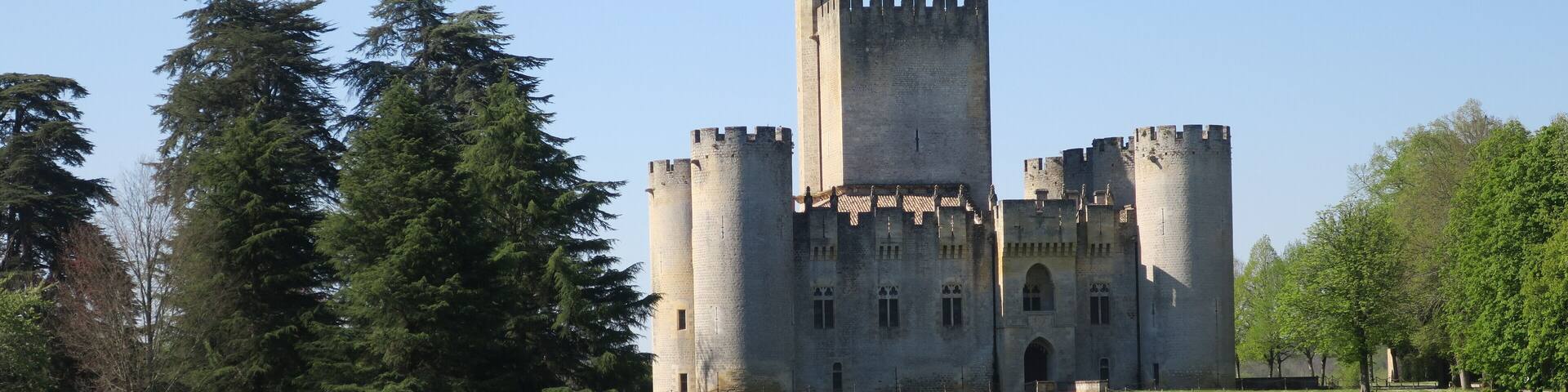 This building is indexed in the Base Mérimée, a database of architectural heritage maintained by the French Ministry of Culture, under the reference PA00083626 .