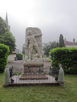 Pissos (Landes) monument aux morts