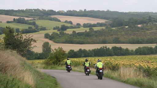 Apprentis motards dans la campagne toulousaine