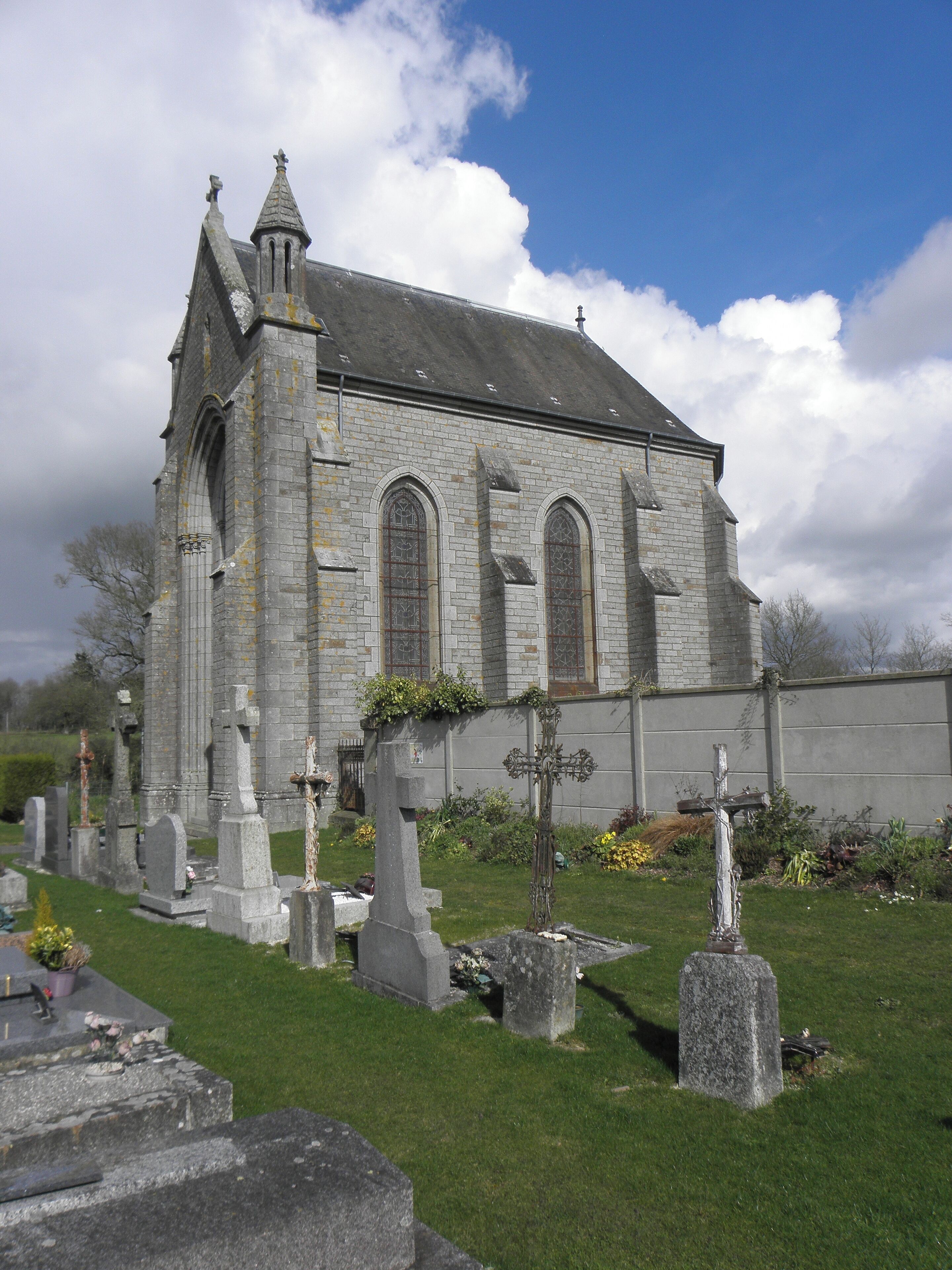 Chapelle Saint-Denis, cimetière de Saint-Aubin-du-Cormier (35).
