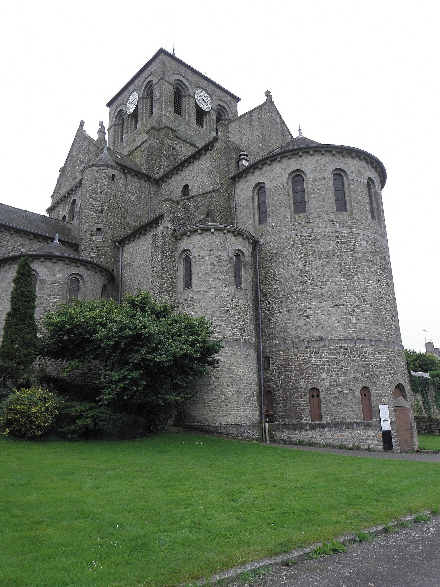 Chevet de l'église Saint-Aubin de Saint-Aubin-du-Cormier (35).