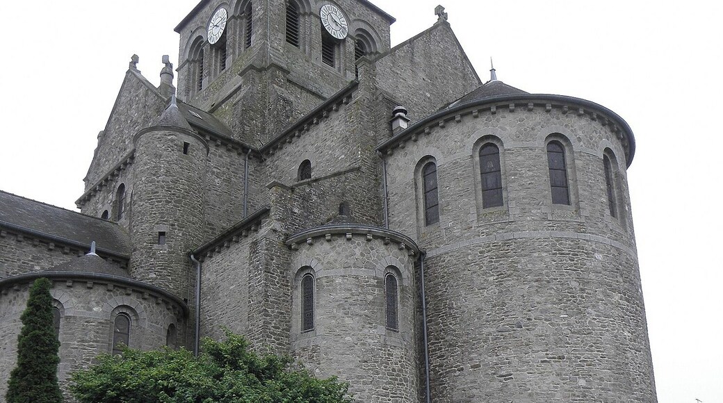 Chevet de l'église Saint-Aubin de Saint-Aubin-du-Cormier (35).