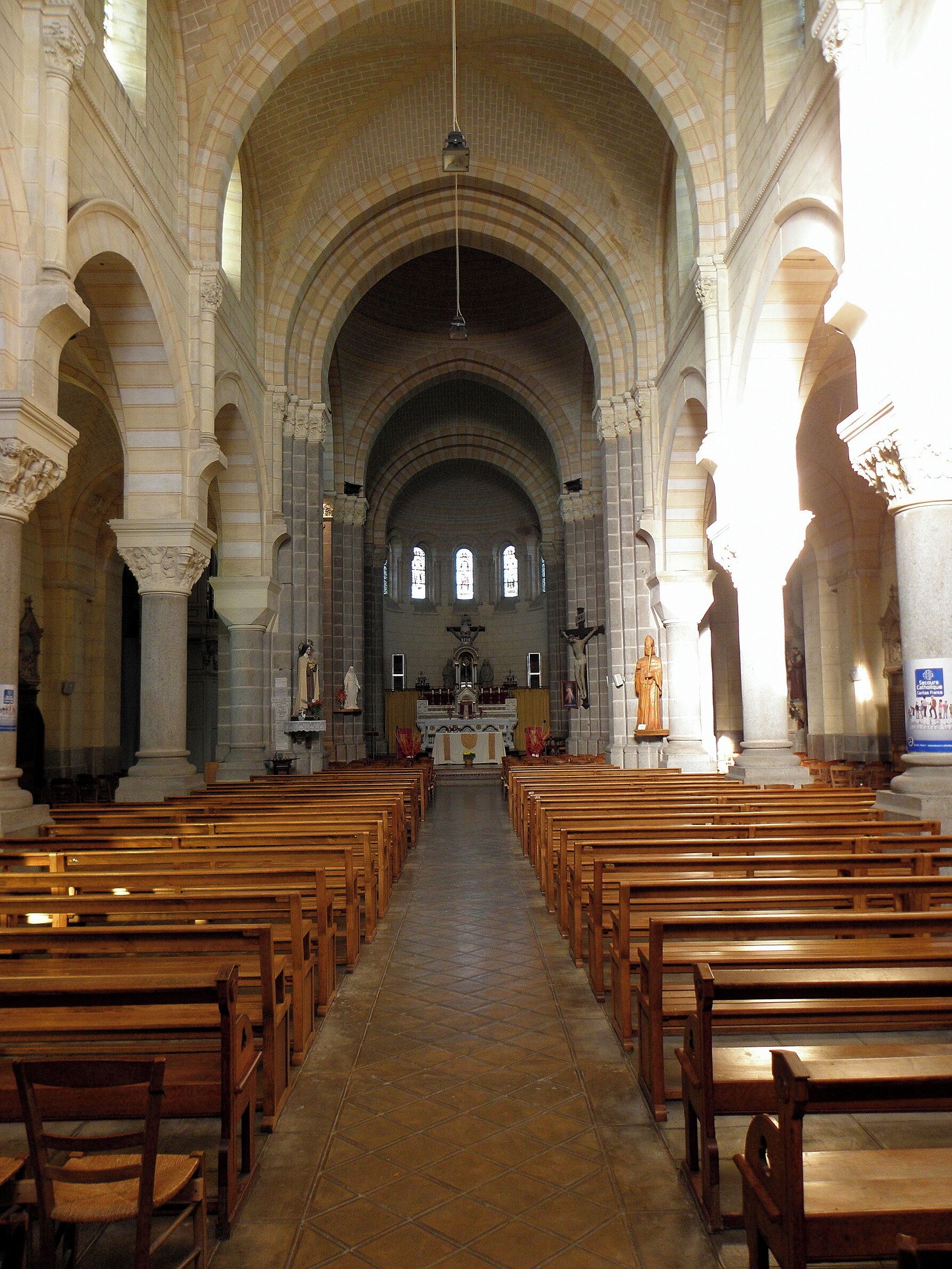 Intérieur de l'église Saint-Aubin de Saint-Aubin-du-Cormier (35). Nef centrale.