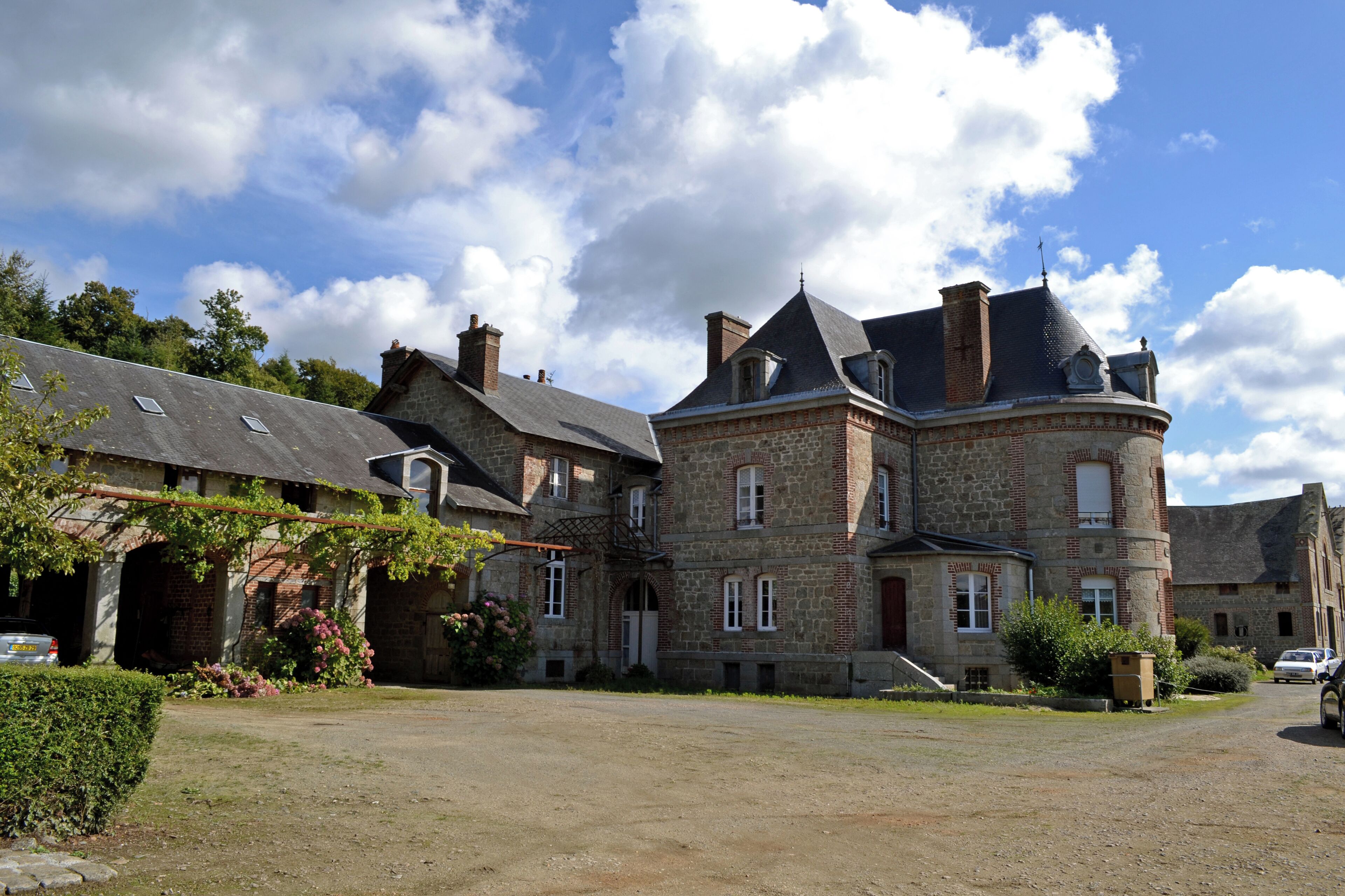 This building is indexed in the Base Mérimée, a database of architectural heritage maintained by the French Ministry of Culture, under the reference PA00090167 .