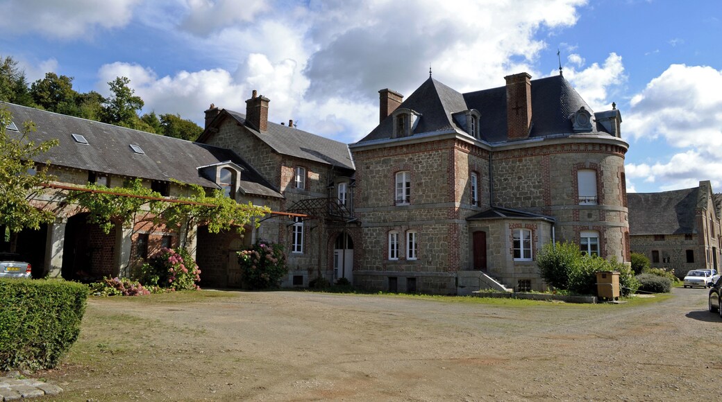 This building is indexed in the Base Mérimée, a database of architectural heritage maintained by the French Ministry of Culture, under the reference PA00090167 .