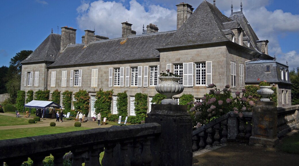 This building is indexed in the Base Mérimée, a database of architectural heritage maintained by the French Ministry of Culture, under the reference PA00090167 .