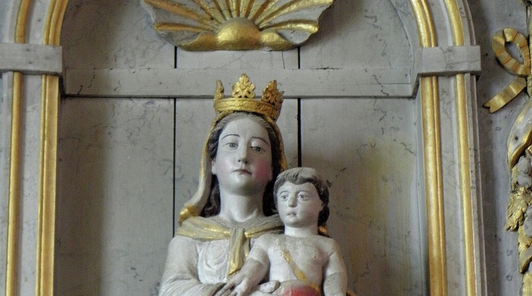 Église Saint-Martin de Montreuil, commune de Montreuil-Poulay (53). Statue de la Vierge à l'Enfant.