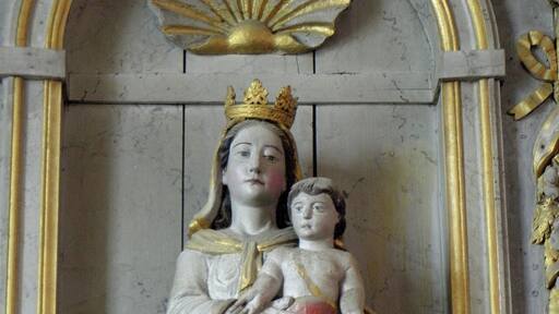 Église Saint-Martin de Montreuil, commune de Montreuil-Poulay (53). Statue de la Vierge à l'Enfant.