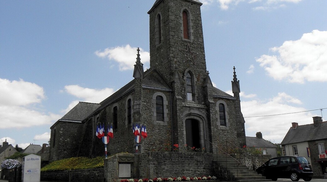 Église Saint-Martin de Montreuil, commune de Montreuil-Poulay (53). Façade occidentale et flanc nord.