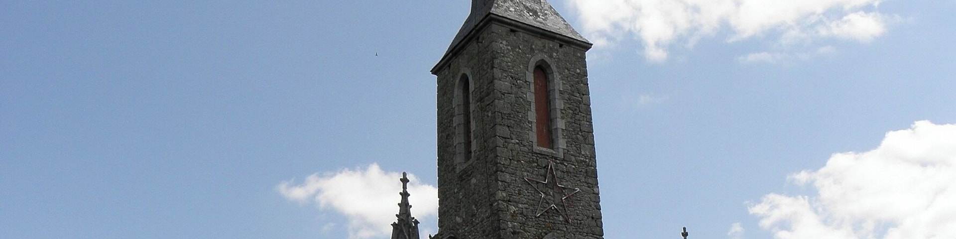 Église Saint-Martin de Montreuil, commune de Montreuil-Poulay (53). Façade occidentale et flanc nord.