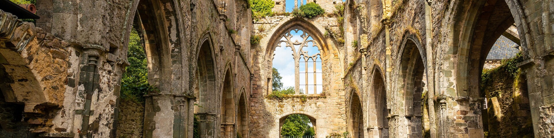 Una estructura antigua de piedra con arcos y una ventana central.