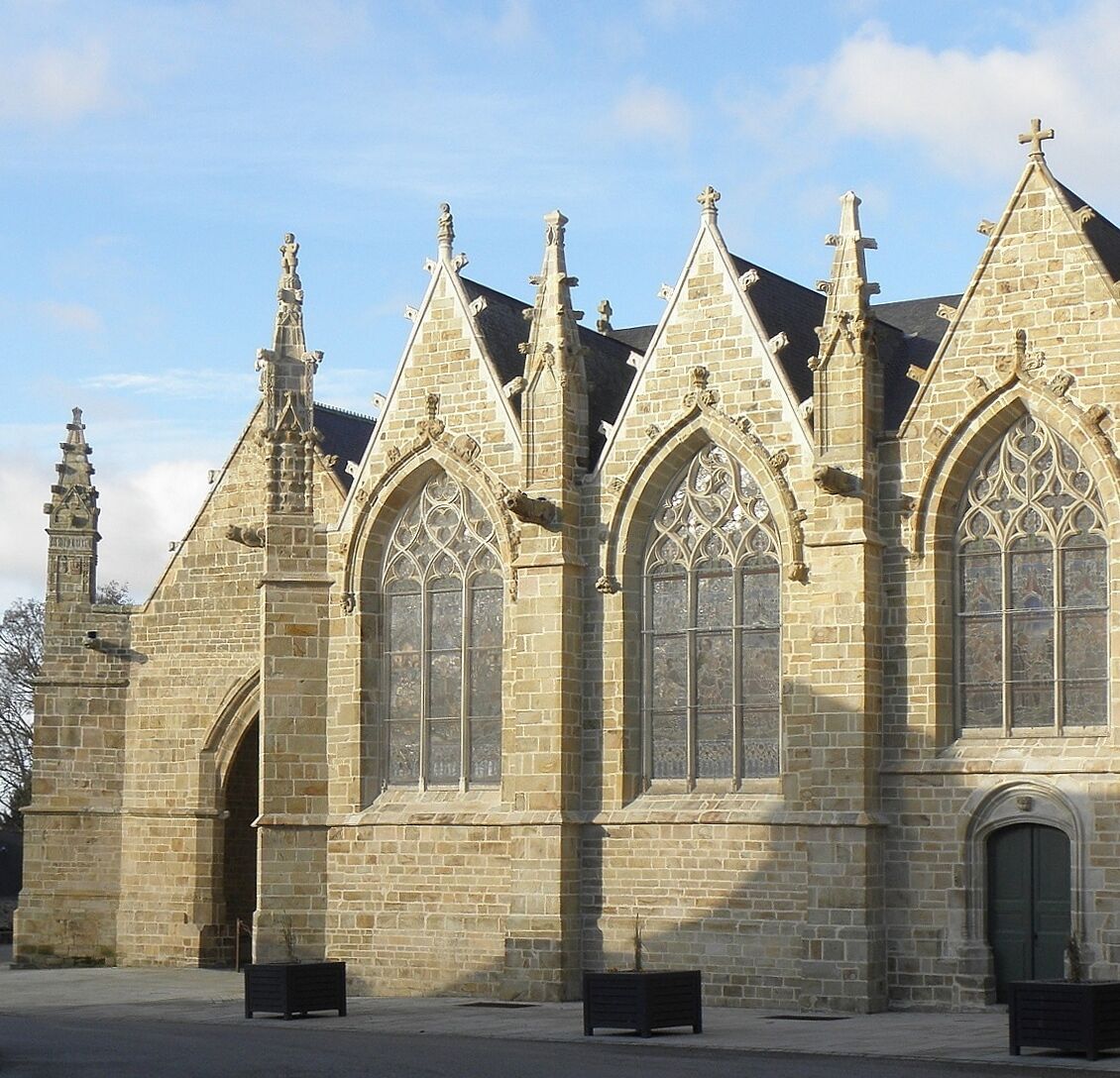 Façade sud de l'église Saint-Marse de Bais (35). Porche des malades et trois premières chapelles.