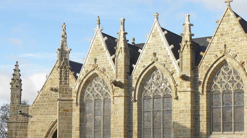 Façade sud de l'église Saint-Marse de Bais (35). Porche des malades et trois premières chapelles.