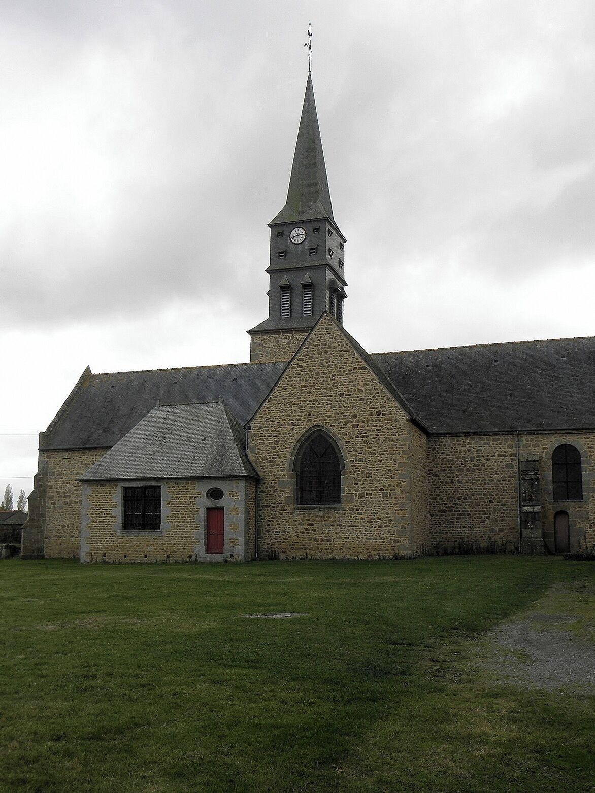 Extérieur de l'église Sainte-Anne de Romagné (35). Flanc nord.