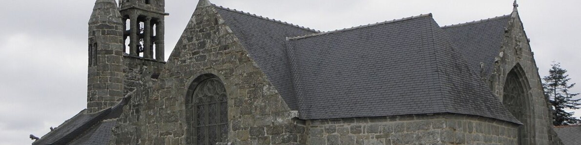 Église Notre-Dame de Gurunhuel (22). Chevet et flanc sud.