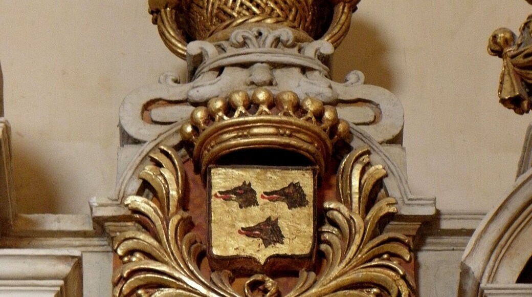 Intérieur de l'église Notre-Dame de Brie (35). Autel et retable de Saint-Jean-Baptiste. Armes des Montalembert de Marcillé (D'or à trois têtes de loup arrachées de sable, lampassées de gueules) et corbeille de fleurs et de fruits.