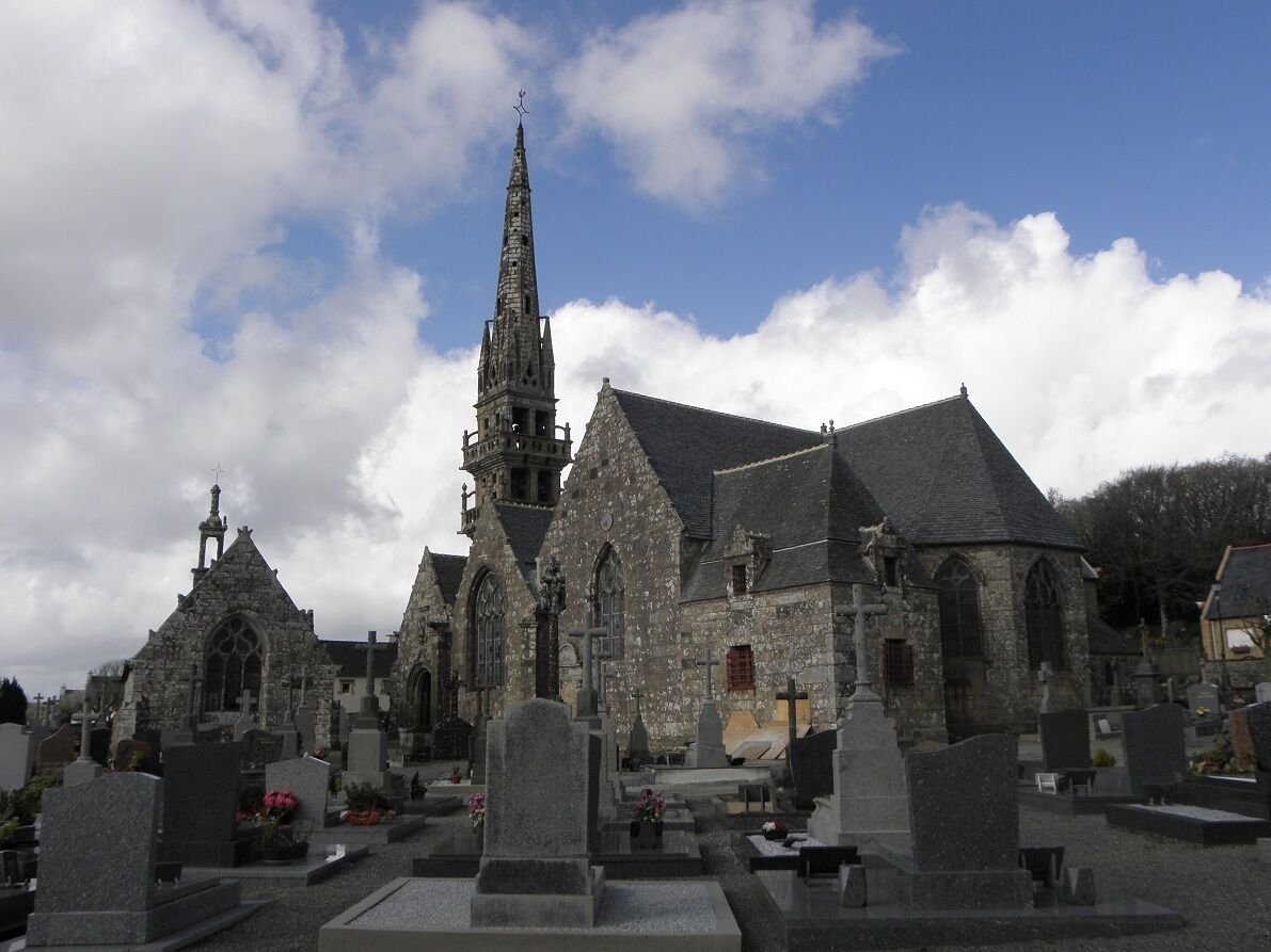 Chevet de la chapelle Sainte-Nonne et flanc sud de l'église Sainte-Nonne de Dirinon (29).
