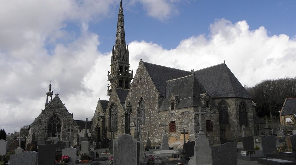 Chevet de la chapelle Sainte-Nonne et flanc sud de l'église Sainte-Nonne de Dirinon (29).