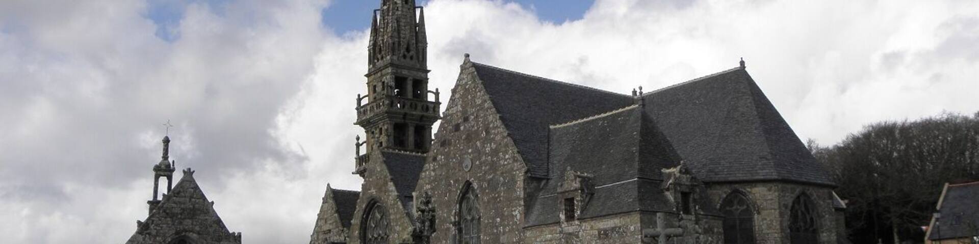 Chevet de la chapelle Sainte-Nonne et flanc sud de l'église Sainte-Nonne de Dirinon (29).