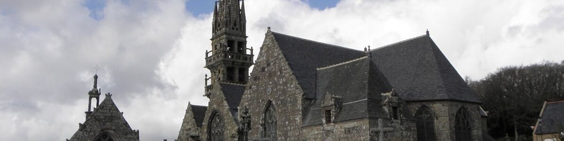 Chevet de la chapelle Sainte-Nonne et flanc sud de l'église Sainte-Nonne de Dirinon (29).