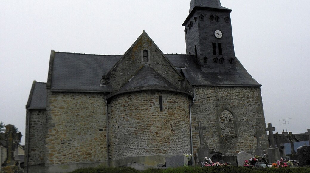 Église de Saint-Cyr-le-Gravelais (53). Chevet.