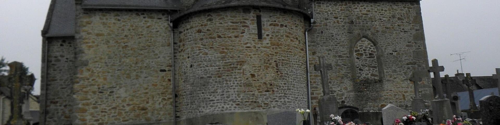 Église de Saint-Cyr-le-Gravelais (53). Chevet.