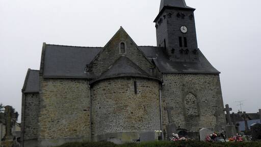 Una iglesia de piedra con un campanario alto y una torre del reloj.