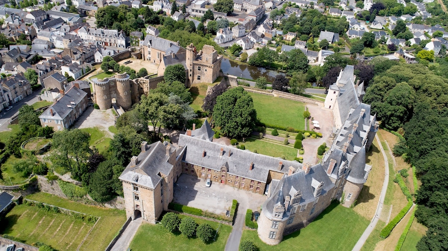 Photographie aérienne de la forteresse médiévale de Châteaubriant, en Loire Atlantique